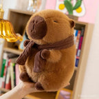 Peluche de Capybara Marron à Écharpe Tricotée