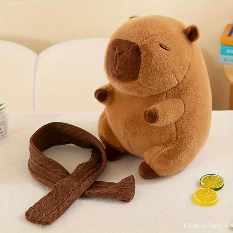 Peluche de Capybara Marron à Écharpe Tricotée