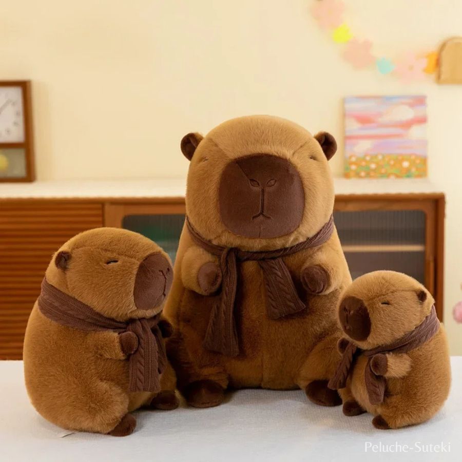 Peluche de Capybara Marron à Écharpe Tricotée