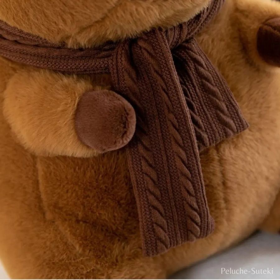 Peluche de Capybara Marron à Écharpe Tricotée