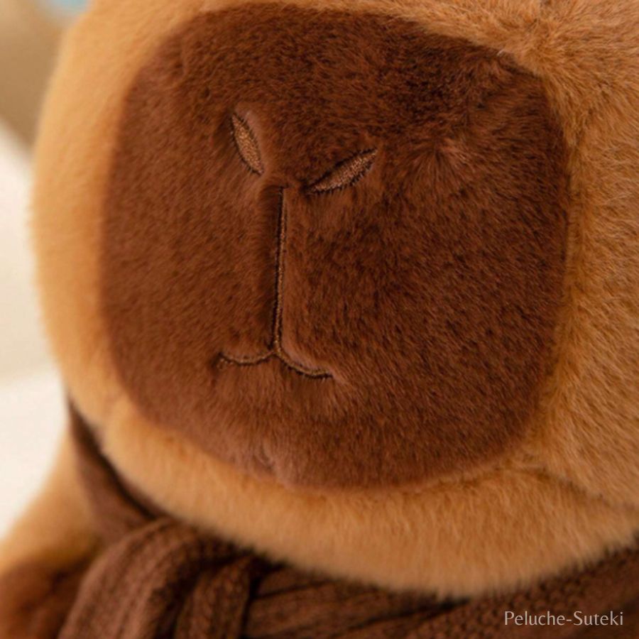 Peluche de Capybara Marron à Écharpe Tricotée