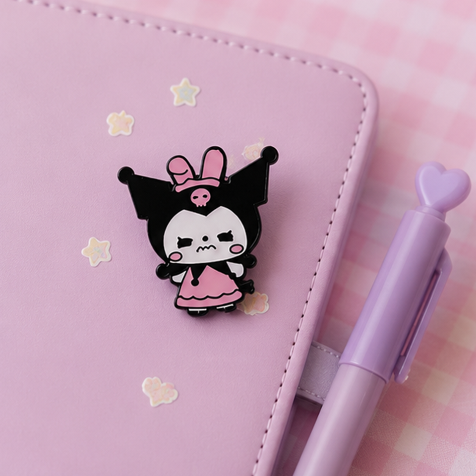 un pin's représentant la douce et rebelle kuromi. Retrouvez-la dune pose et expression qui met  en avant son caractère joueur et malin.