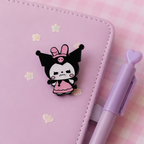 un pin's représentant la douce et rebelle kuromi. Retrouvez-la dune pose et expression qui met  en avant son caractère joueur et malin.