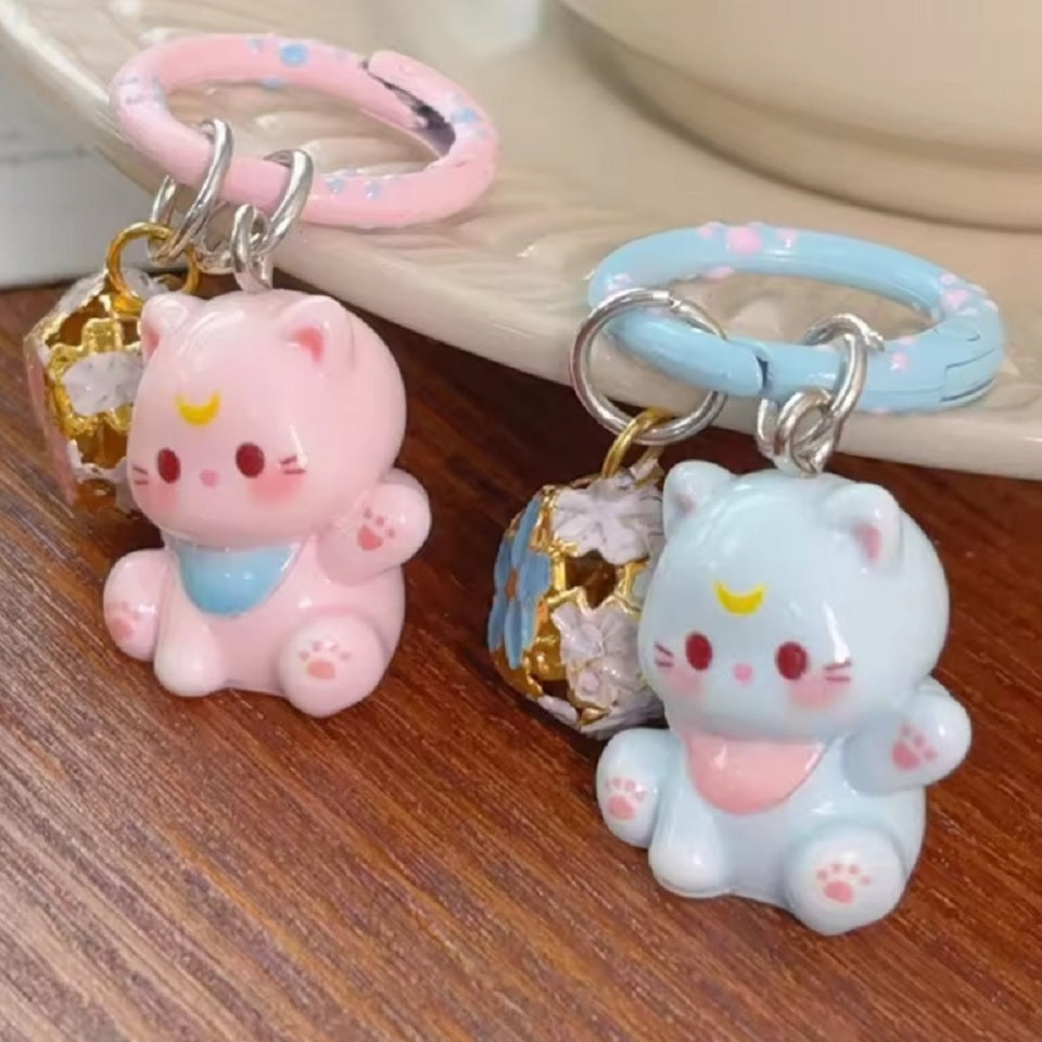 Porte-Clés Chat Mignon à Lune et Breloque Fleurie