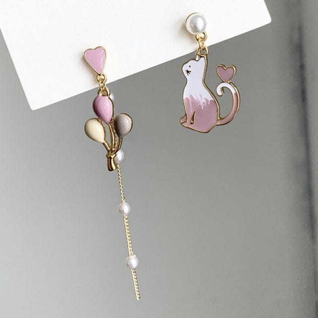 Boucles d'Oreilles Asymétriques Chat et Ballons en Émail
