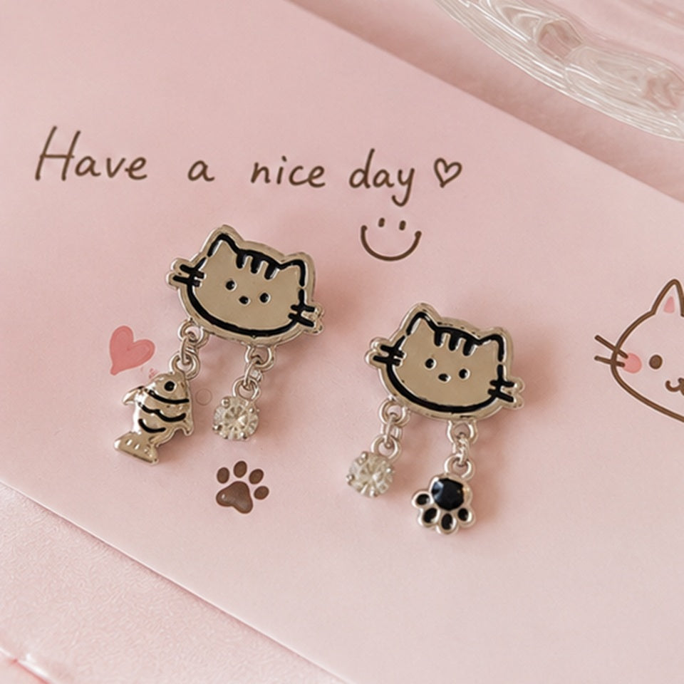Boucles d'Oreilles Chat Asymétriques avec Poisson et Patte