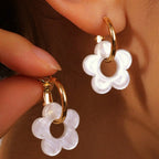 Boucles d'Oreilles Créoles Dorées aux Fleurs Blanches