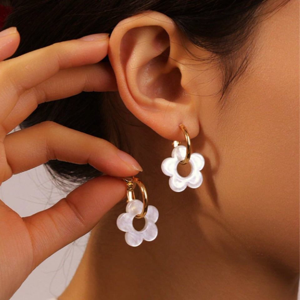 Boucles d'Oreilles Créoles Dorées aux Fleurs Blanches