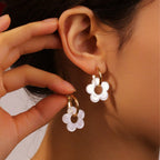 Boucles d'Oreilles Créoles Dorées aux Fleurs Blanches