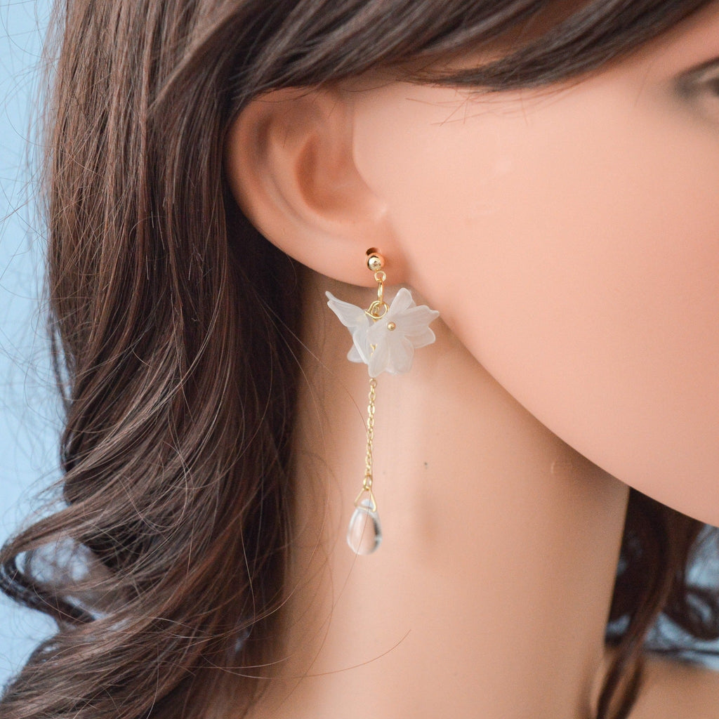 Boucles d'Oreilles en Forme de Fleur Blanche