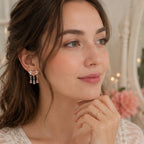 Boucles d'Oreilles Dorées à Fleurs Roses et Pendants Goutte
