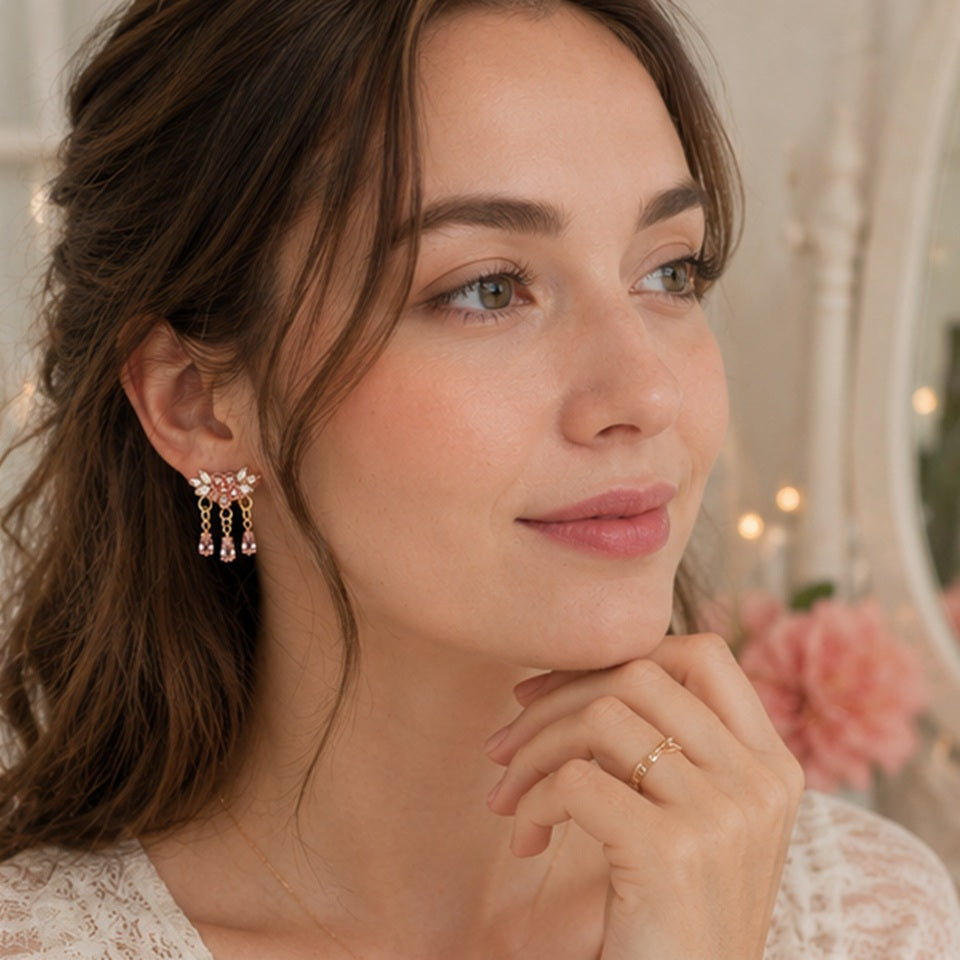 Boucles d'Oreilles Dorées à Fleurs Roses et Pendants Goutte