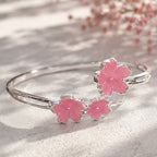 Bracelet Ouvert en Métal Argenté à Trois Fleurs Roses
