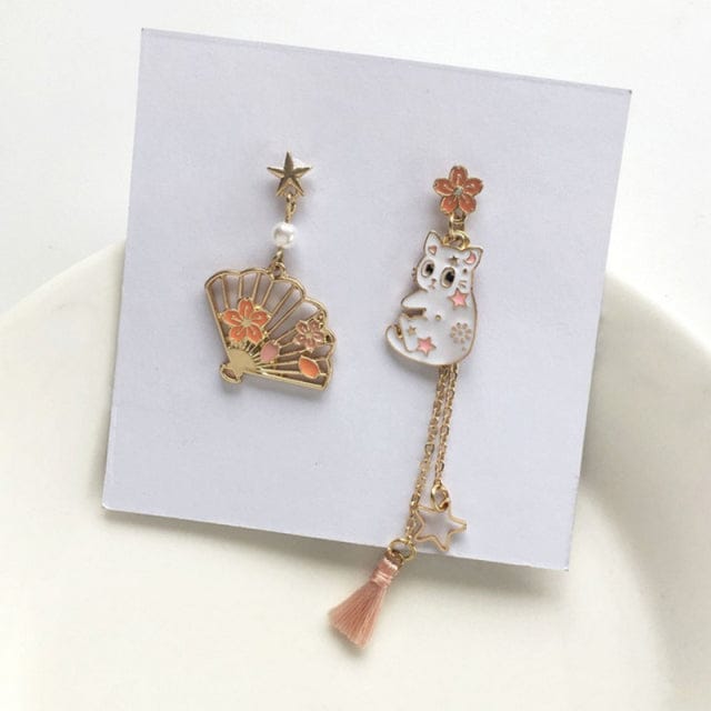 Boucles d'Oreilles Asymétriques Chat et Éventail Fleuri