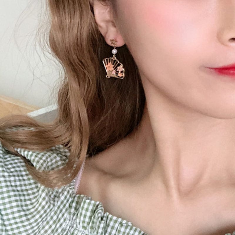 Boucles d'Oreilles Asymétriques Chat et Éventail Fleuri