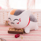 Peluche Chat Tricolore Kawaii Souriante et Douce