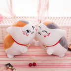Peluche Chat Tricolore Kawaii Souriante et Douce