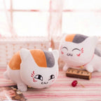 Peluche Chat Tricolore Kawaii Souriante et Douce