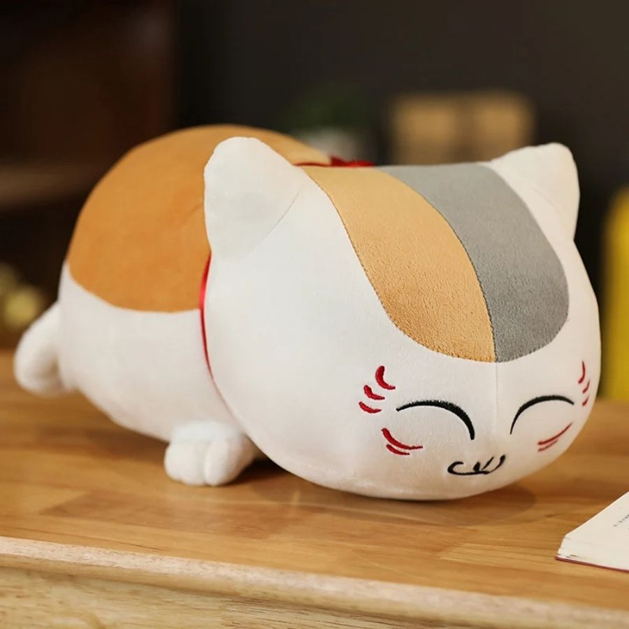 Peluche Chat Tricolore Kawaii Souriante et Douce