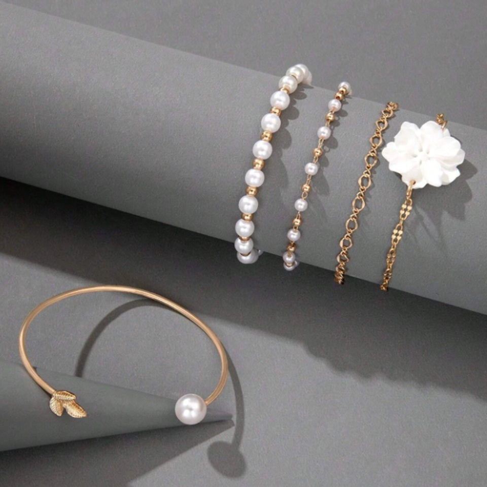 Ensemble de 5 Bracelets dorés aux Perles et Fleurs