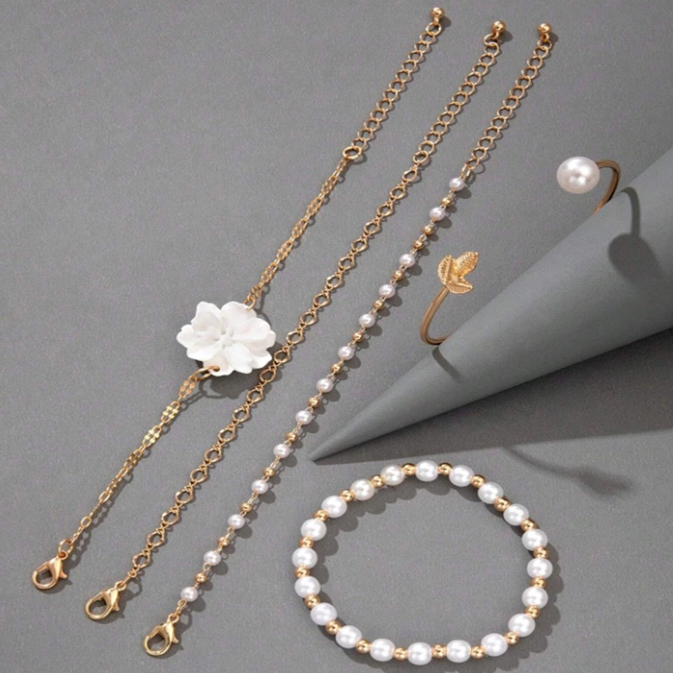 Ensemble de 5 Bracelets dorés aux Perles et Fleurs