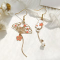 Boucles d'Oreilles Pendantes Chat Éventail et Fleurs Dorées