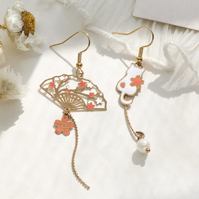 Boucles d'Oreilles Pendantes Chat Éventail et Fleurs Dorées