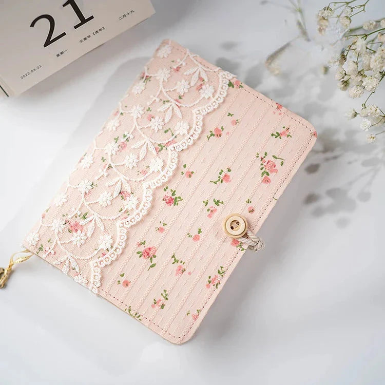 Carnet Vintage Rose Pâle à Fleurs et Bordure Dentelle