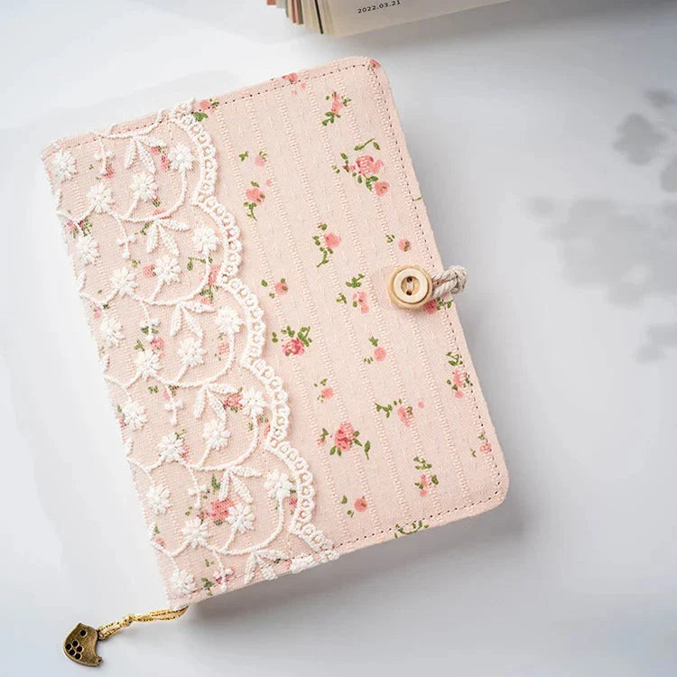 Carnet Vintage Rose Pâle à Fleurs et Bordure Dentelle