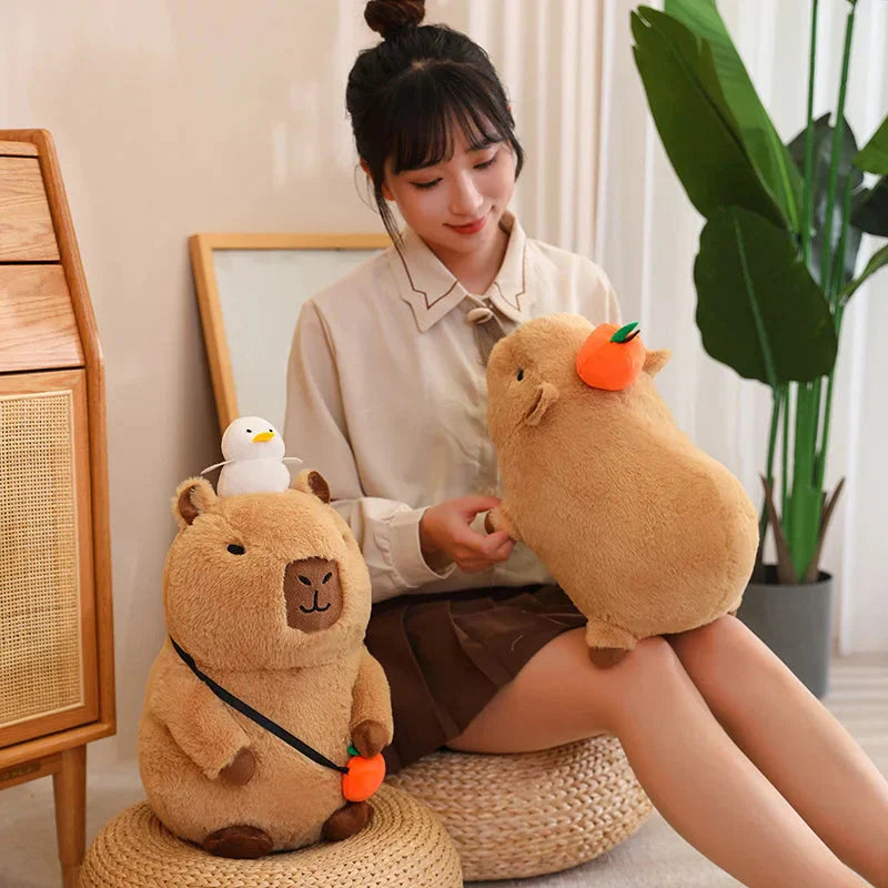 Peluche de Capybara Superposée avec Oiseau et Carotte