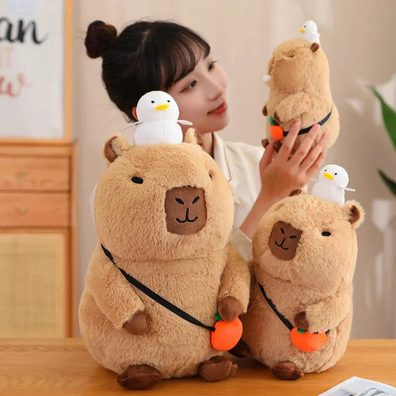 Peluche de Capybara Superposée avec Oiseau et Carotte