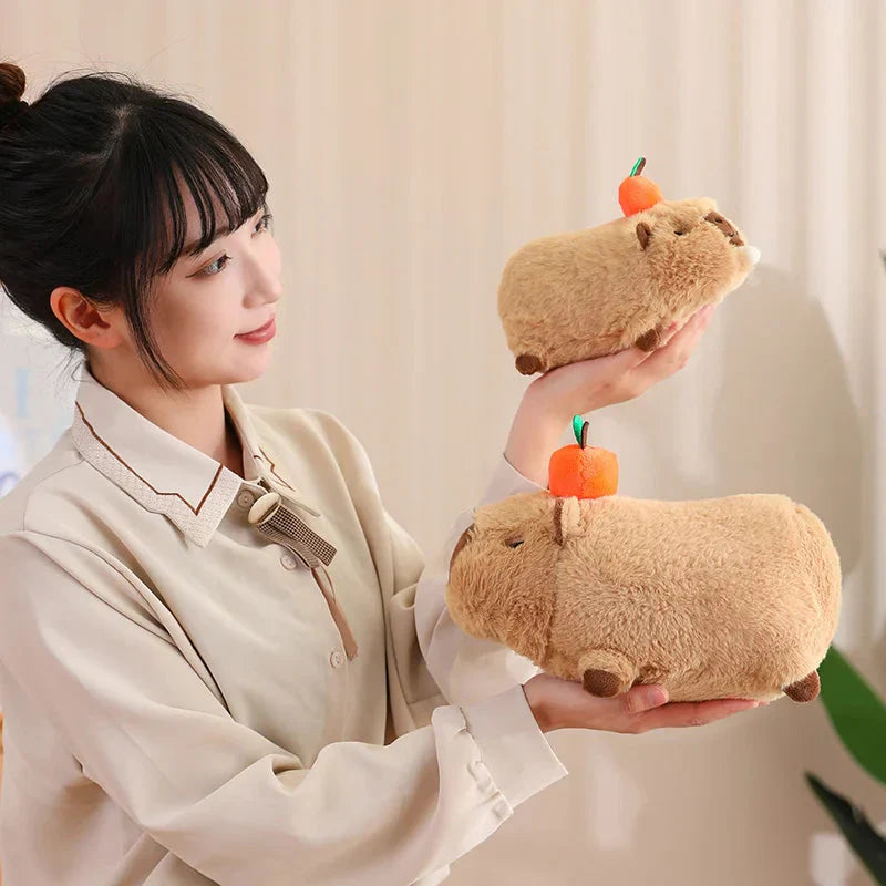 Peluche de Capybara Superposée avec Oiseau et Carotte
