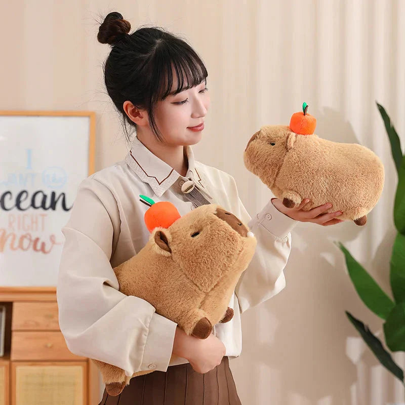 Peluche de Capybara Superposée avec Oiseau et Carotte