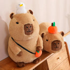 Peluche de Capybara Superposée avec Oiseau et Carotte
