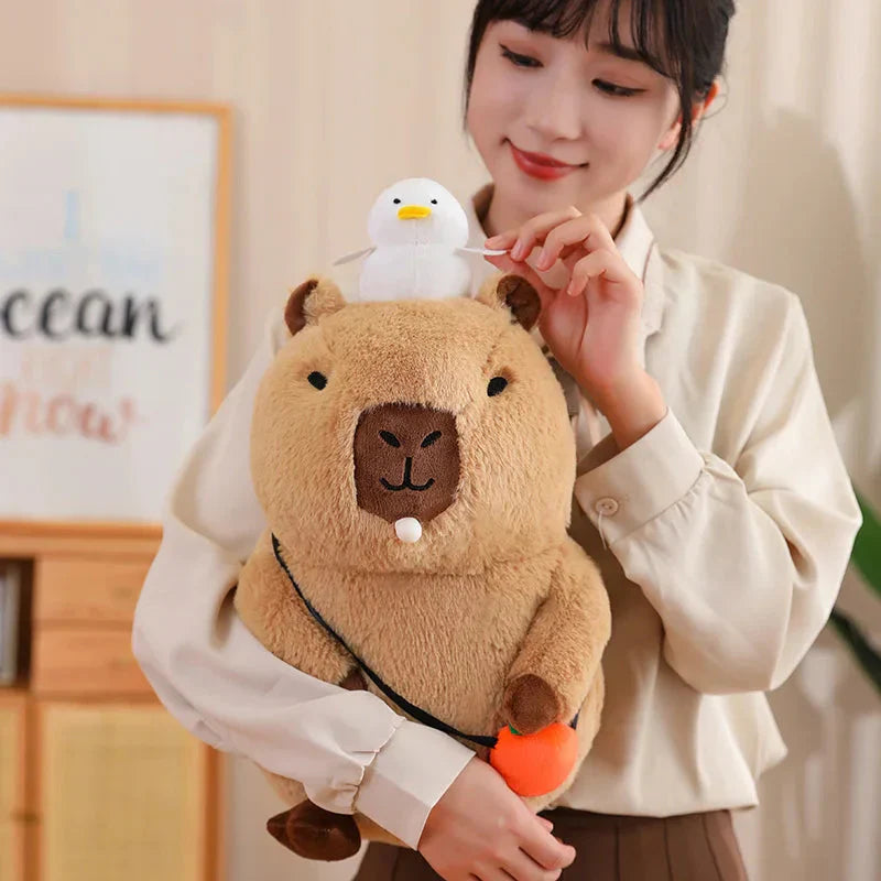 Peluche de Capybara Superposée avec Oiseau et Carotte