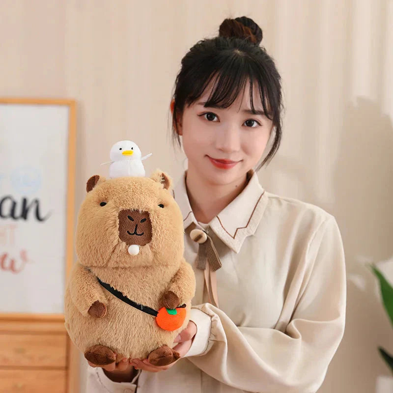 Peluche de Capybara Superposée avec Oiseau et Carotte