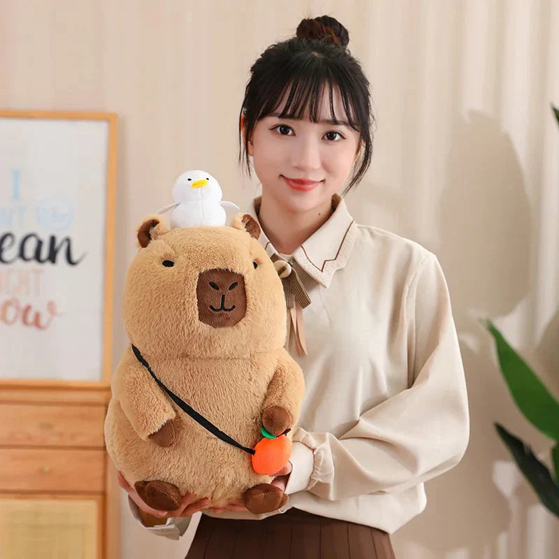 Peluche de Capybara Superposée avec Oiseau et Carotte