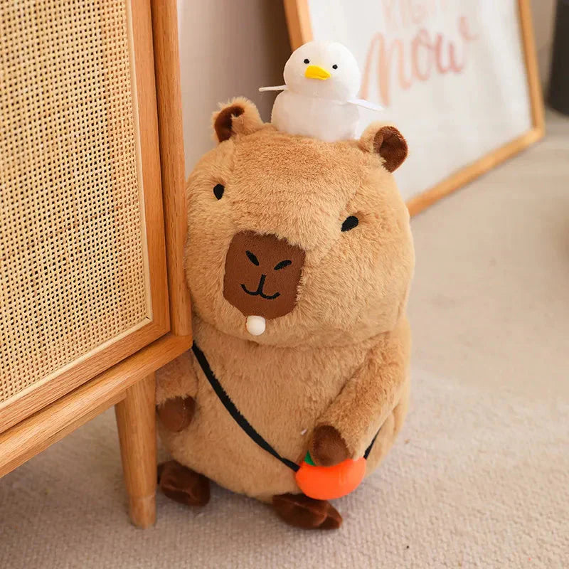 Peluche de Capybara Superposée avec Oiseau et Carotte