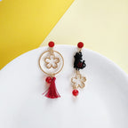 Boucles d'Oreilles Asymétriques Chat Sakura Glands Rouges