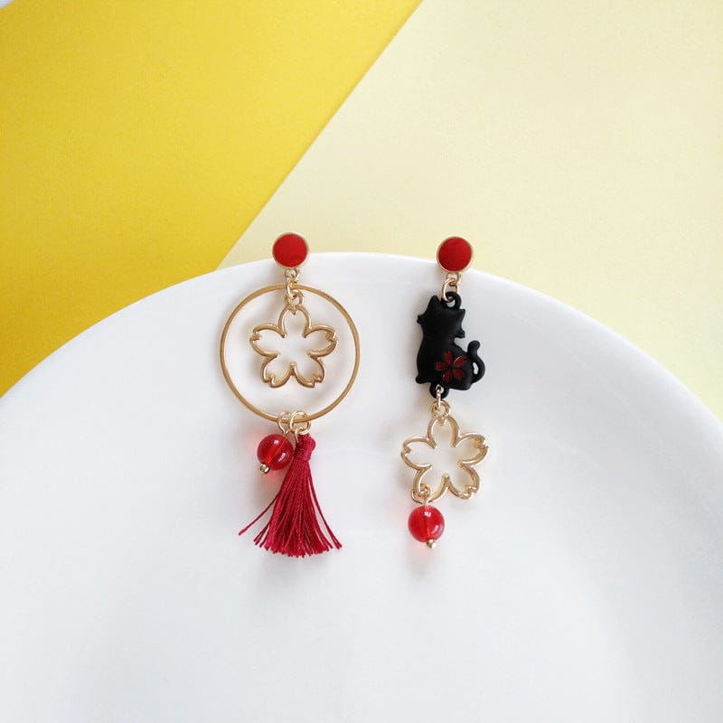 Boucles d'Oreilles Asymétriques Chat Sakura Glands Rouges