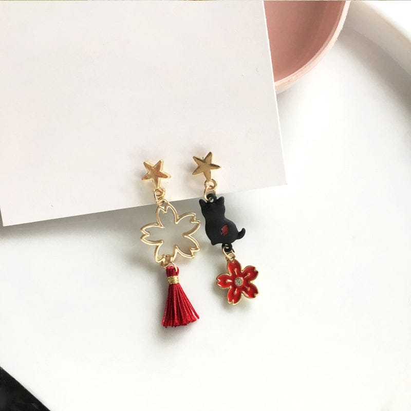 Boucles d'Oreilles Asymétriques Chat Sakura Glands Rouges