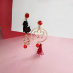 Boucles d'Oreilles Asymétriques Chat Sakura Glands Rouges