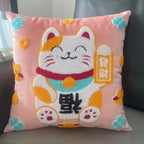 Coussin Rose Pâle Maneki Neko Brodé