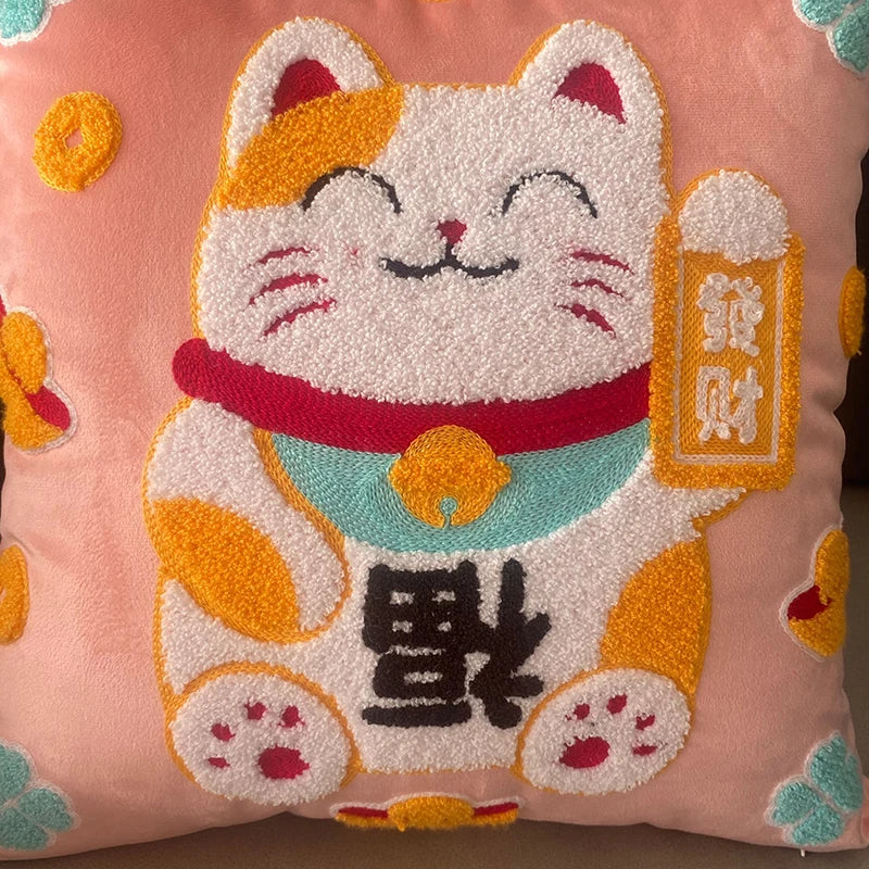 Coussin Rose Pâle Maneki Neko Brodé