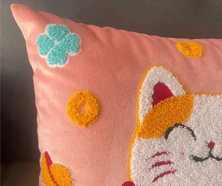 Coussin Rose Pâle Maneki Neko Brodé