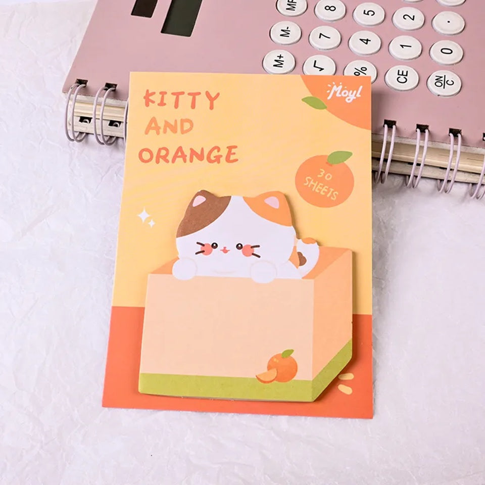 des mémos adhésifs trop mignons en forme de chats roux, blanc, gris ou noirs bien posé dans leur carton. Design adorable et amusant.
