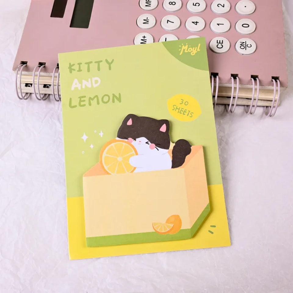 des mémos adhésifs trop mignons en forme de chats roux, blanc, gris ou noirs bien posé dans leur carton. Design adorable et amusant.