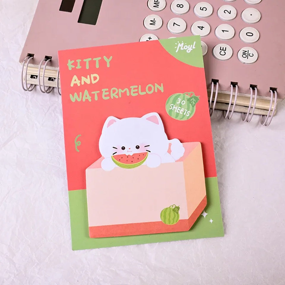 des mémos adhésifs trop mignons en forme de chats roux, blanc, gris ou noirs bien posé dans leur carton. Design adorable et amusant.
