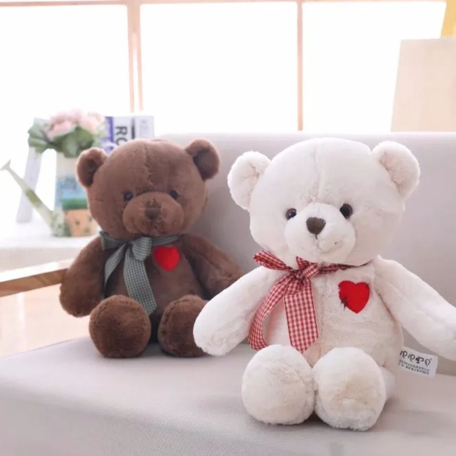 Ours en Peluche Douce avec Cœur Rouge et Nœud à Carreaux