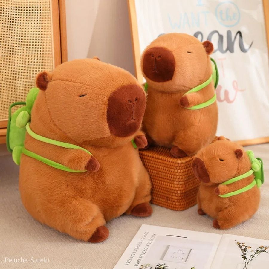 Peluche Capybara Endormi avec Petit Sac à Dos Vert